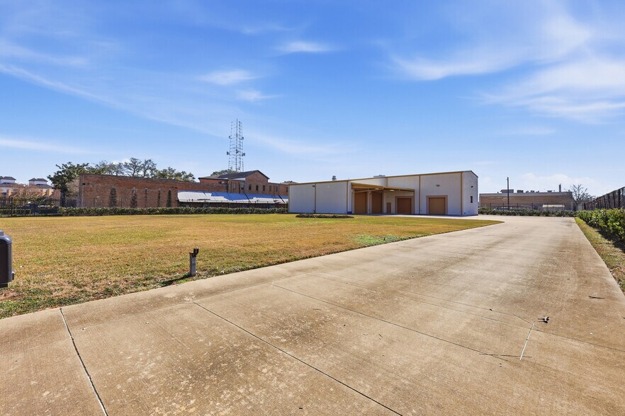 More Photos Of 6305 Beverlyhill St, Houston Warehouse For Sale