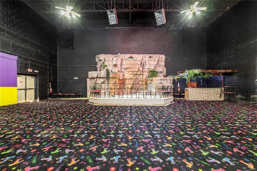 More Photos Of 512 Old Route 66, Saint Robert Showroom For Sale