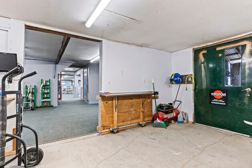 More Photos Of 680 Maine Ave, Farmingdale Storefront Retail Office For Lease