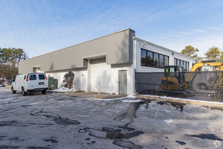 More Photos Of 1565 Sycamore Ave, Bohemia Warehouse For Lease