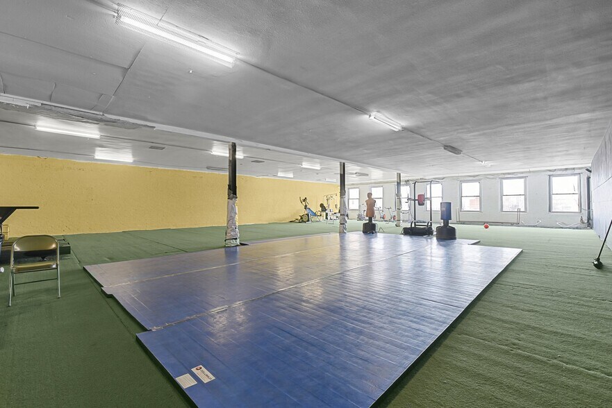 More Photos Of 1908 State St, Granite City Health Club For Sale