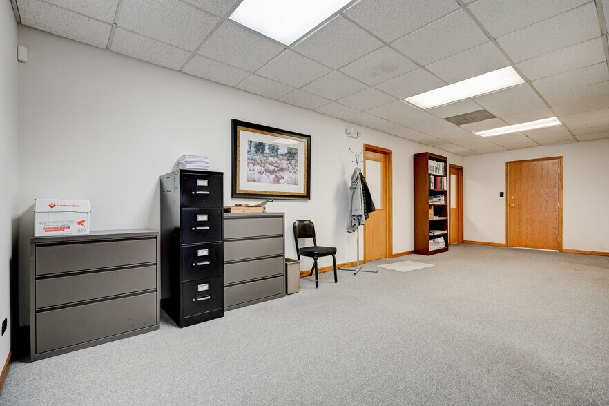 More Photos Of 17585 S Paxton Ave, Lansing Light Distribution For Lease