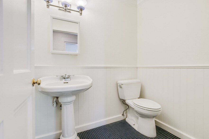 More Photos Of 610 Guadalupe St, Austin Office For Sale