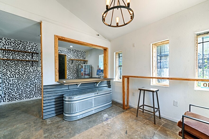 More Photos Of 2737 Carpenter Ave, Dallas General Retail For Lease