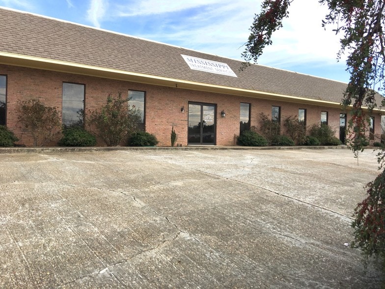 More Photos Of 1523-1529 Cliff Gookin Blvd, Tupelo Office For Lease