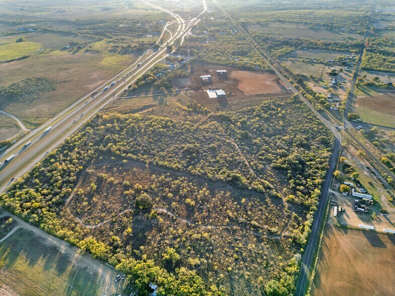 More Photos Of 17963 Interstate 35 Access Rd, Lytle Land For Sale