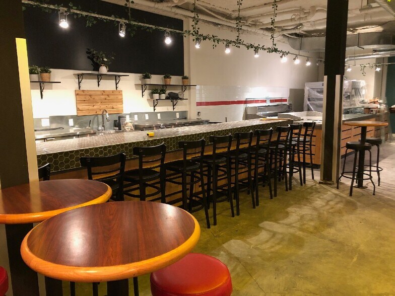 More Photos Of 5329 Av Du Parc, Montréal Storefront Retail Residential For Sale