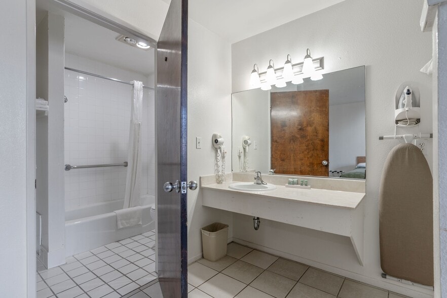 More Photos Of 2904 Washington Blvd, Marina Del Rey Hotel For Sale