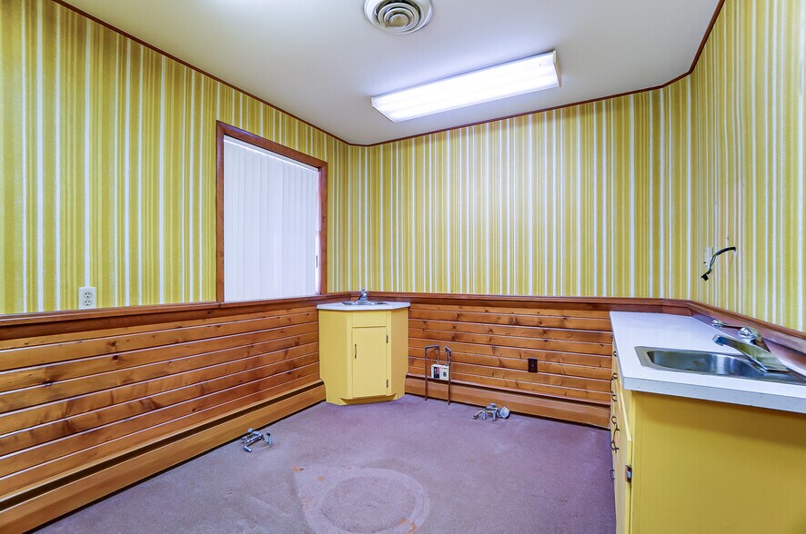 More Photos Of 1010-1090 N Market St, Troy Medical For Lease