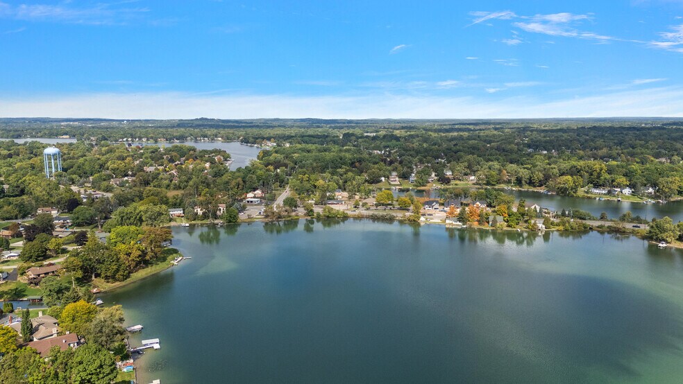 More Photos Of 2974 W Walton Blvd, Waterford Freestanding For Sale