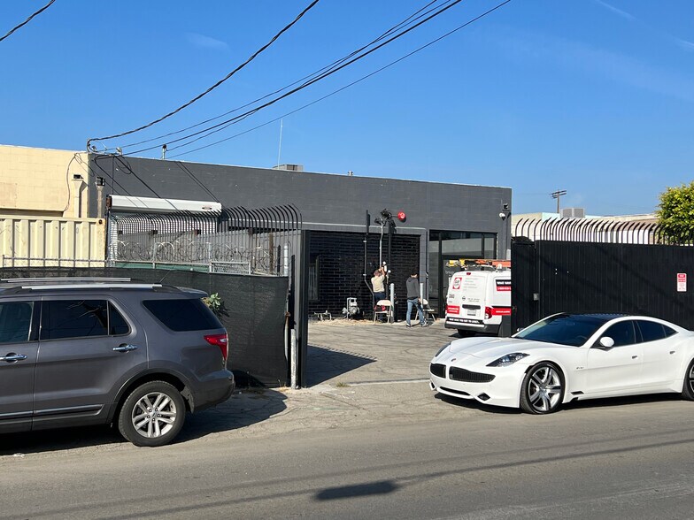 More Photos Of 5437 Satsuma Ave, North Hollywood Warehouse For Lease