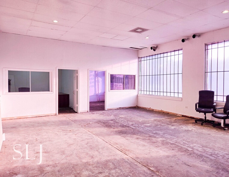 More Photos Of 8326-8330 Harry Hines Blvd, Dallas Auto Repair For Lease