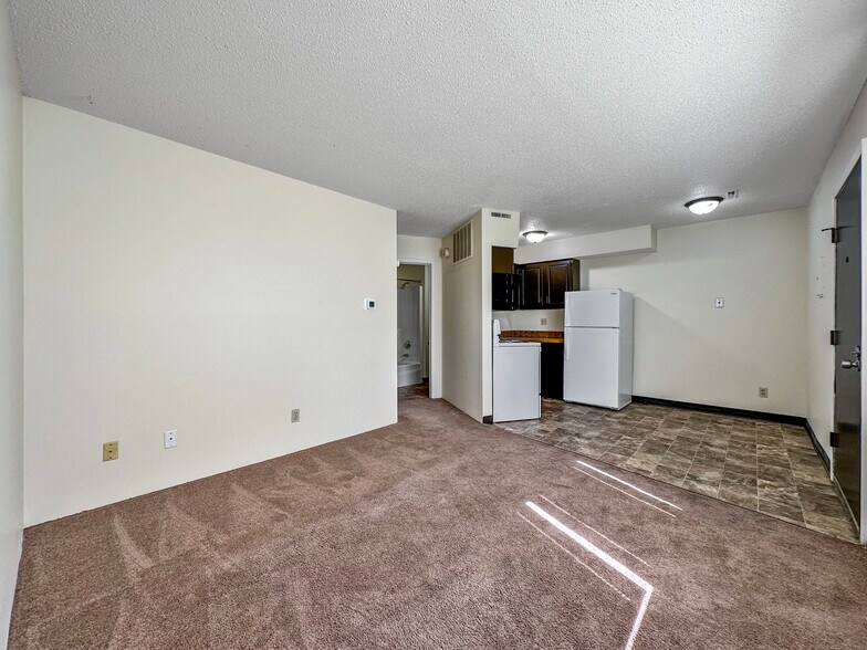 More Photos Of 920 Meadow Ln, Des Moines Apartments For Sale
