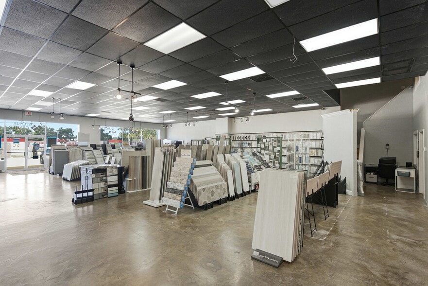 More Photos Of 2205 E Edgewood Dr, Lakeland Freestanding For Lease