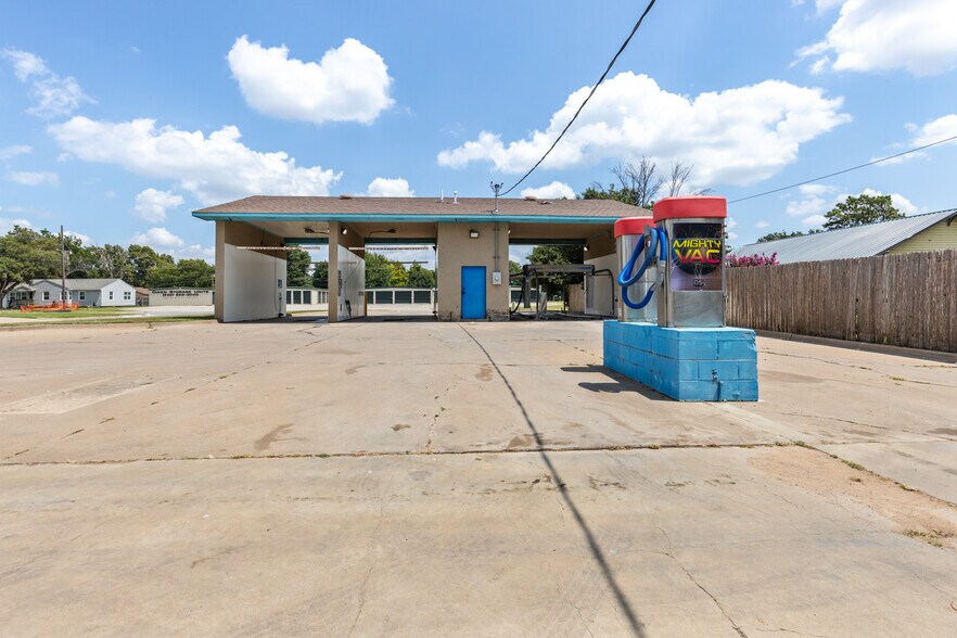 Primary Photo Of 1003 N Main St, Tonkawa Carwash For Sale