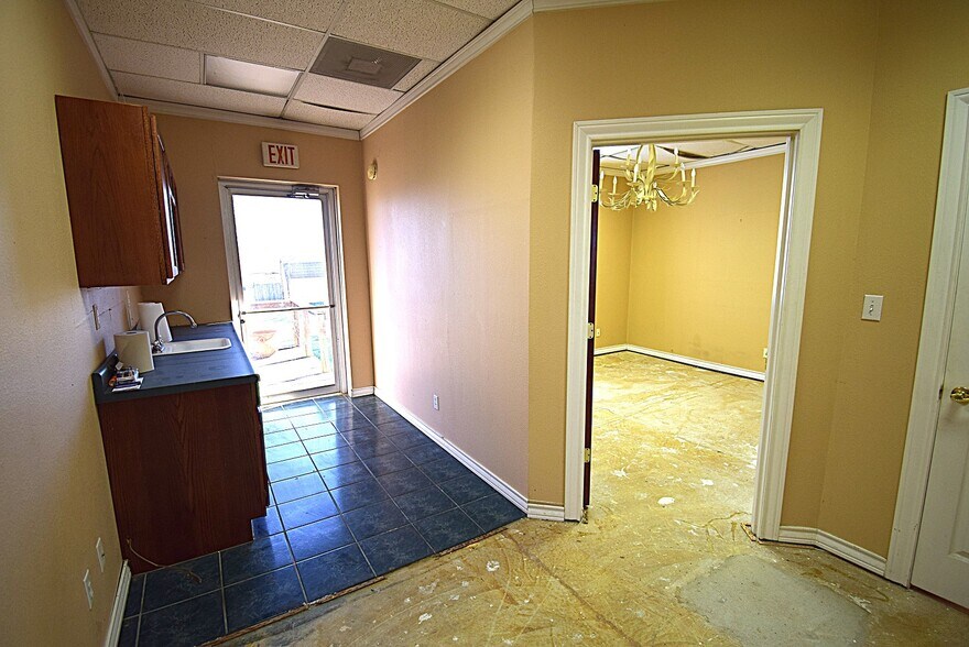 More Photos Of 1001 E Cedar Creek Pky, Seven Points Office For Sale