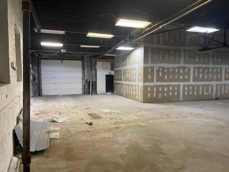 More Photos Of 537 Lincoln Hwy, East McKeesport Storefront For Sale