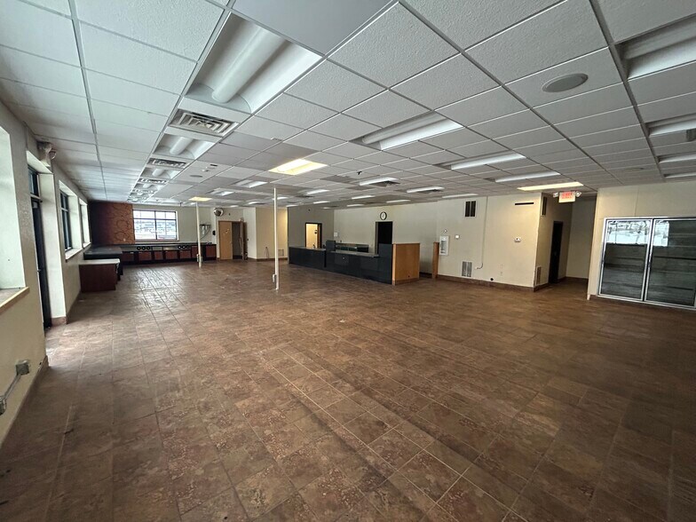 More Photos Of 424 W Main St, Cambridge Service Station For Sale