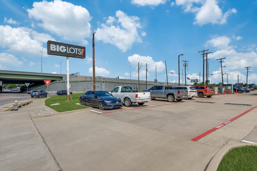 More Photos Of 930-1000 W Airport Fwy, Irving Health Club For Sale