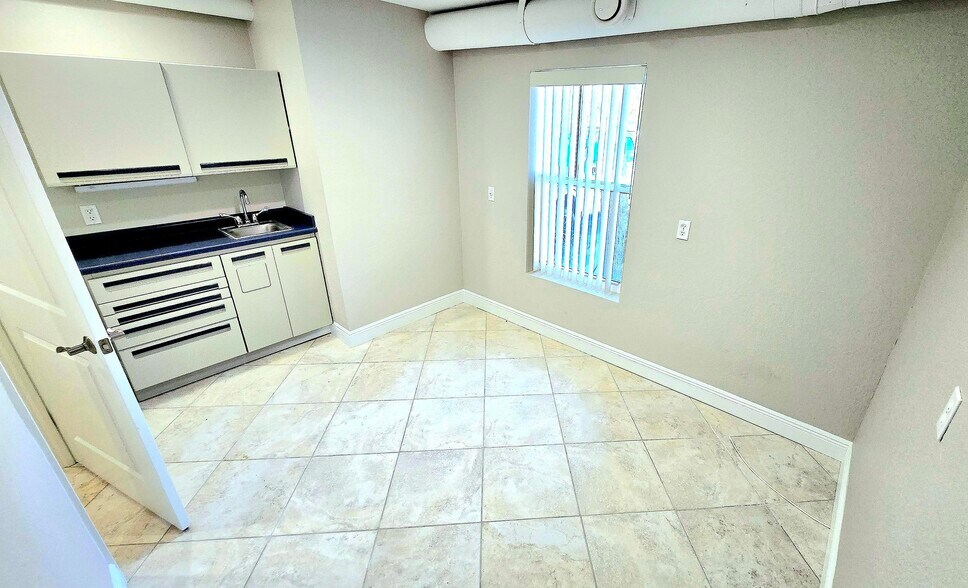 More Photos Of 317 W Pine Ave, Anna Maria Storefront Retail Residential For Lease