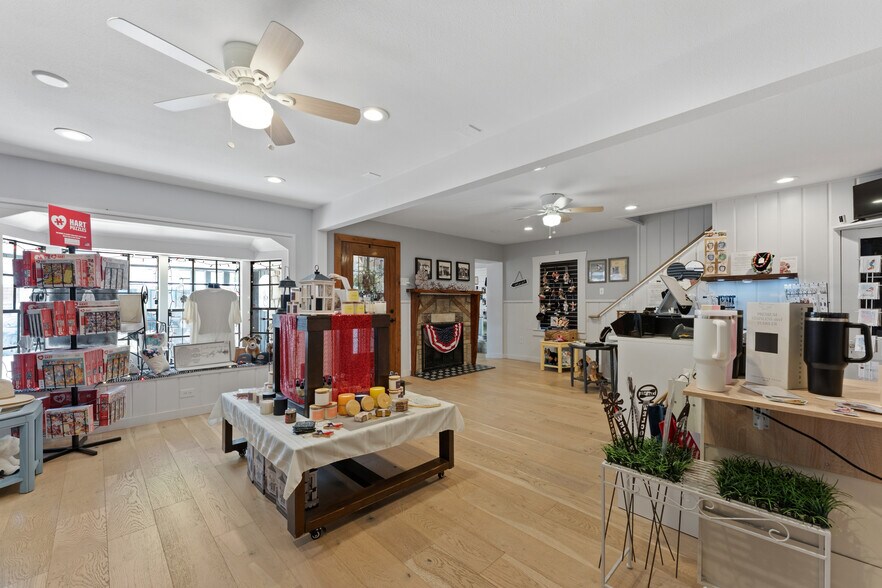 More Photos Of 310 Wimberley Sq, Wimberley Freestanding For Sale