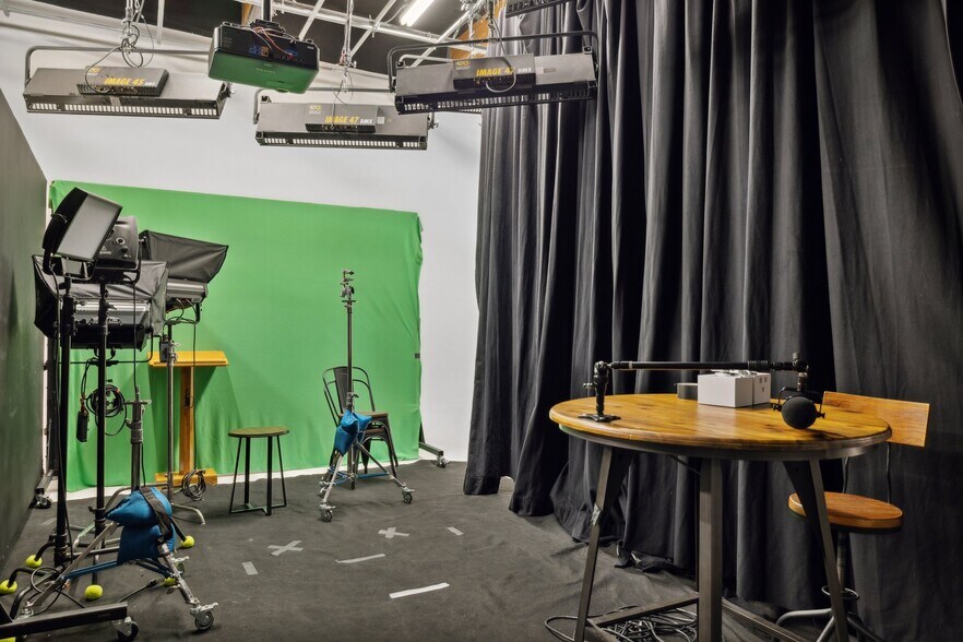 More Photos Of 14201 N Hayden Rd, Scottsdale Light Distribution For Lease