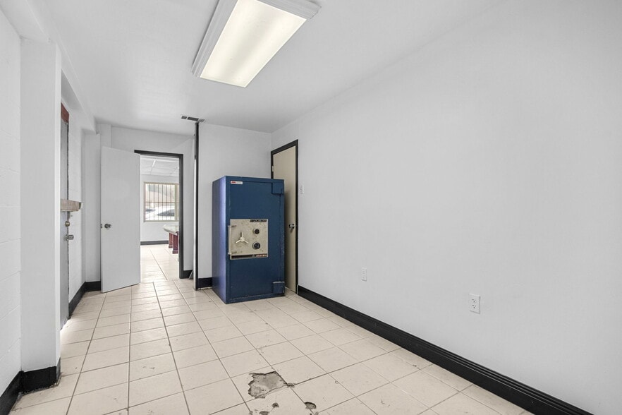 More Photos Of 6816 Larkwood Dr, Houston Industrial For Sale