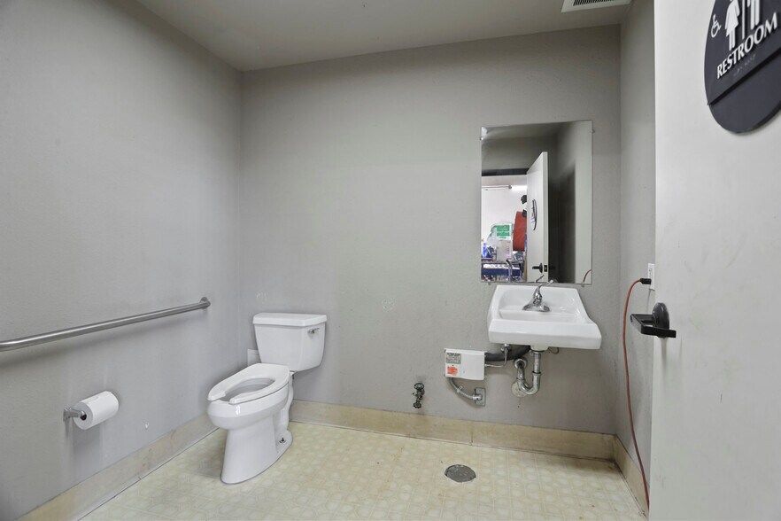 More Photos Of 2260 Macarthur Dr, Tracy Warehouse For Sale