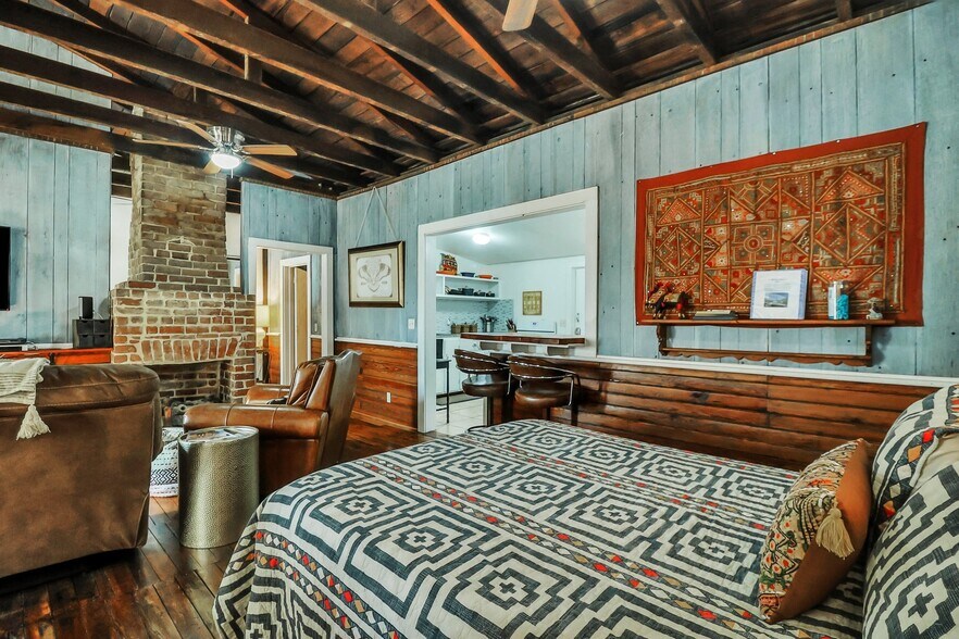 More Photos Of 8 E 41st St, Savannah Storefront Retail Residential For Sale