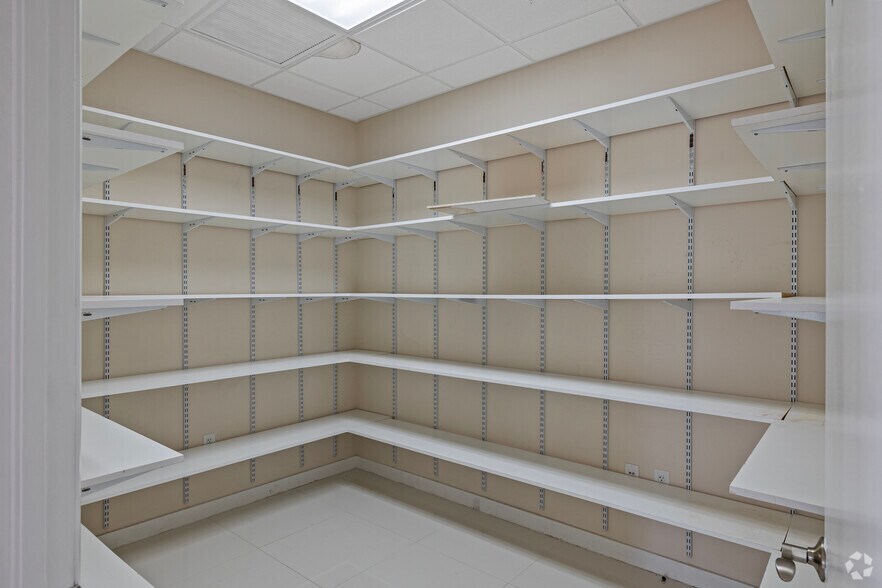 More Photos Of 2387 W 68th St, Hialeah Medical For Lease