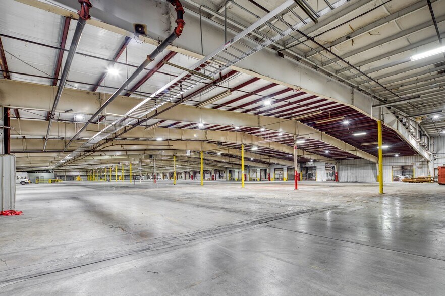 More Photos Of 410 S River St, Calhoun Warehouse For Lease