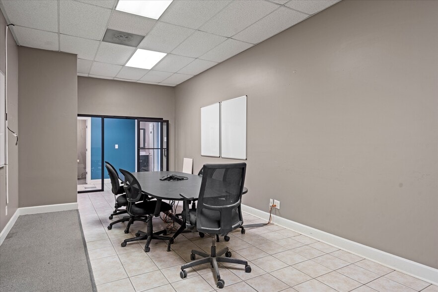 More Photos Of 325 E State Ave, Tonganoxie Auto Dealership For Lease