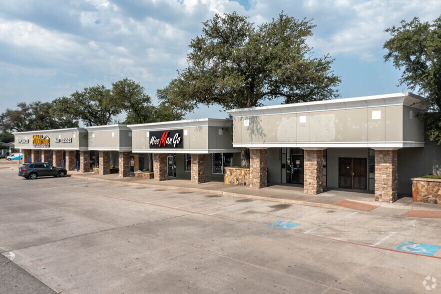More Photos Of 7879 Spring Valley Rd, Dallas General Retail For Lease