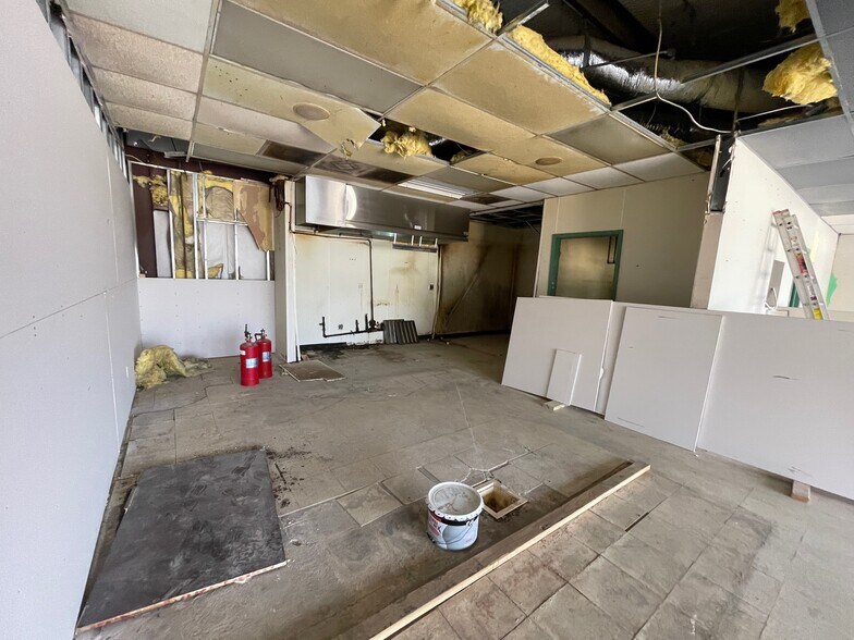 More Photos Of 701 E Main St, Tomball Storefront For Lease