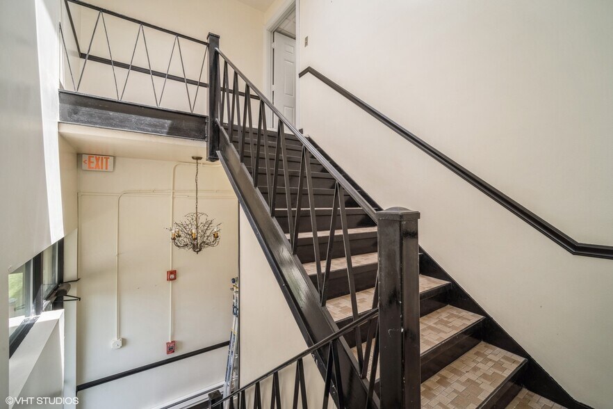 More Photos Of 8755 Trumbull Ave, Skokie Office For Lease