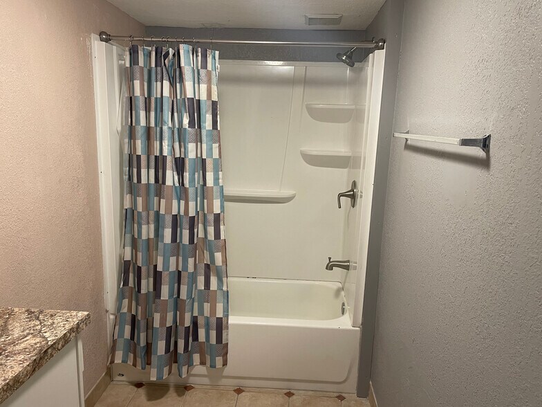 More Photos Of 11412 N Central Ave, Tampa Office For Lease