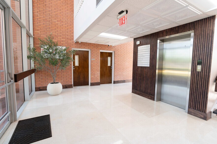 More Photos Of 11455 Fallbrook Dr, Houston Medical For Lease