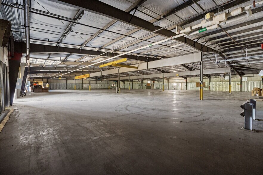 More Photos Of 2000 S Delphine Ave, Lyndhurst Warehouse For Lease