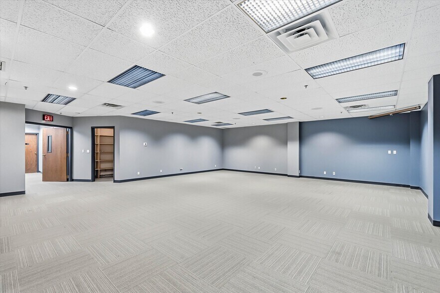 More Photos Of 601-611 N Barker Rd, Brookfield Office For Lease