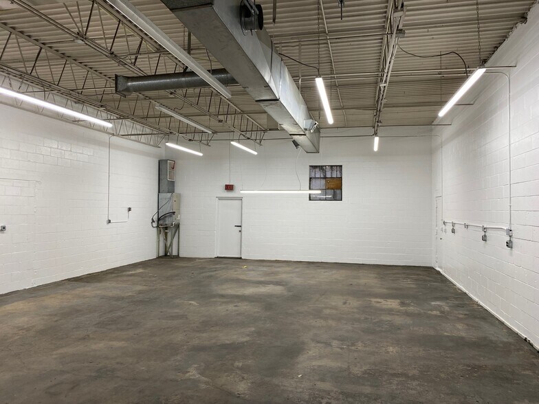 More Photos Of 181 E Industry Ct, Deer Park Warehouse For Lease