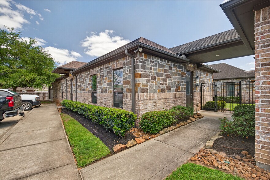 More Photos Of 32400 SH 249, Pinehurst Office For Lease