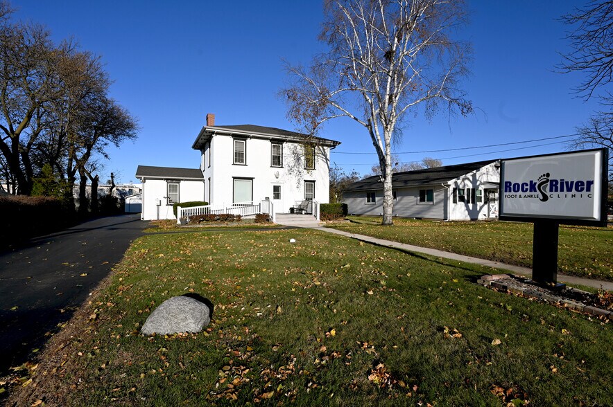 More Photos Of 422 Summit Ave, Oconomowoc Medical For Lease
