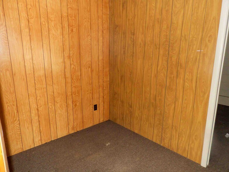 More Photos Of 400 E Jack Choate Ave, Hennessey Office For Sale