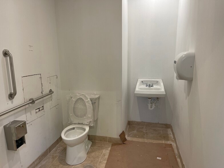 More Photos Of 9129 Euclid Ave, Manassas Warehouse For Lease