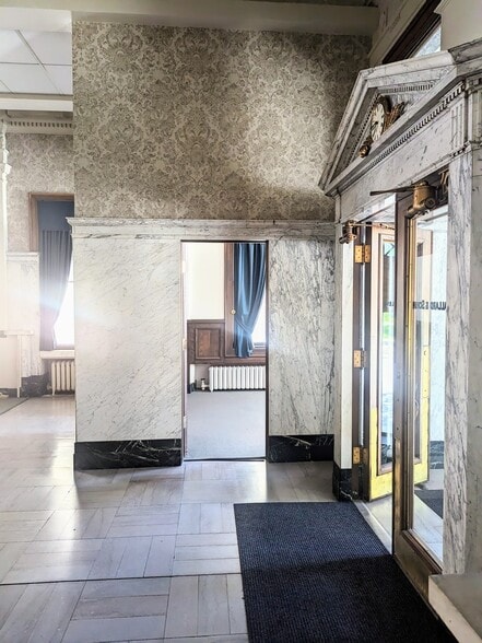 More Photos Of 301 Columbia St, Lafayette Office For Lease