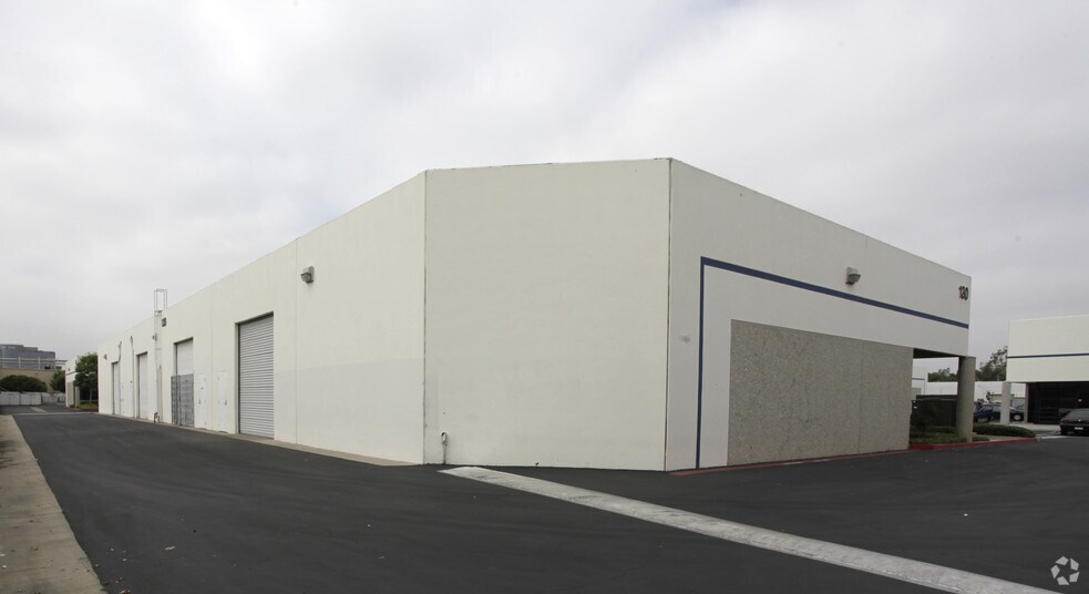 More Photos Of 130 E Dyer Rd, Santa Ana Warehouse For Lease