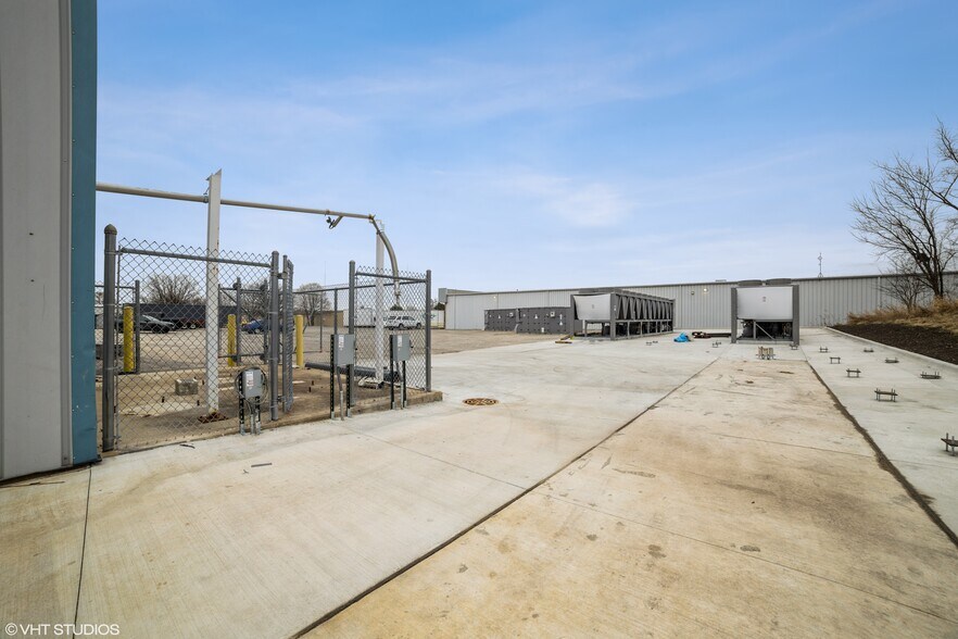 More Photos Of 740 Schneider Dr, South Elgin Manufacturing For Sale