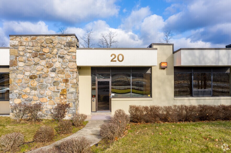 More Photos Of 20 Farrington Rd, Brewster Village Showroom For Lease