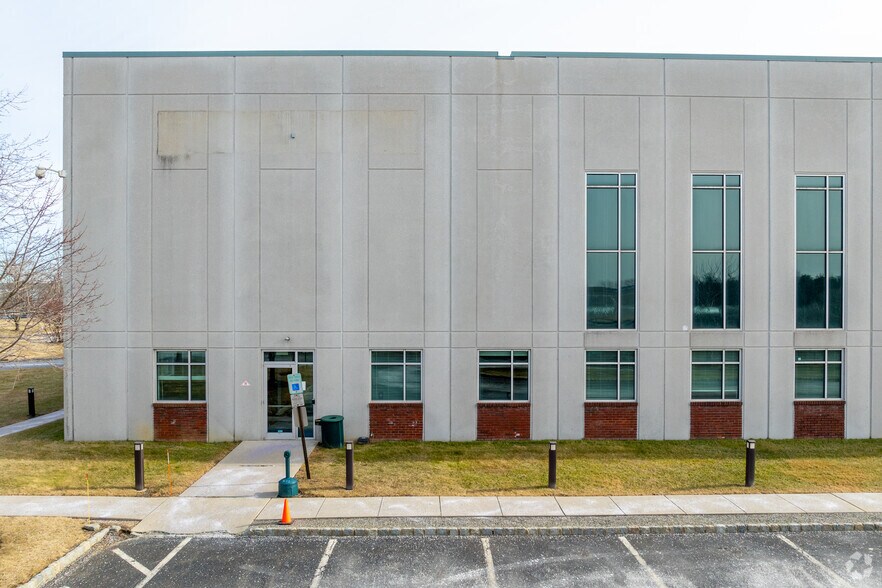 More Photos Of 4 Applegate Dr, Robbinsville Warehouse For Lease