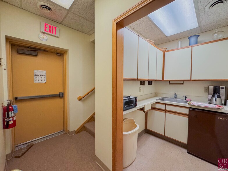 More Photos Of 199 Oakwood Ave, West Hartford Medical For Sale